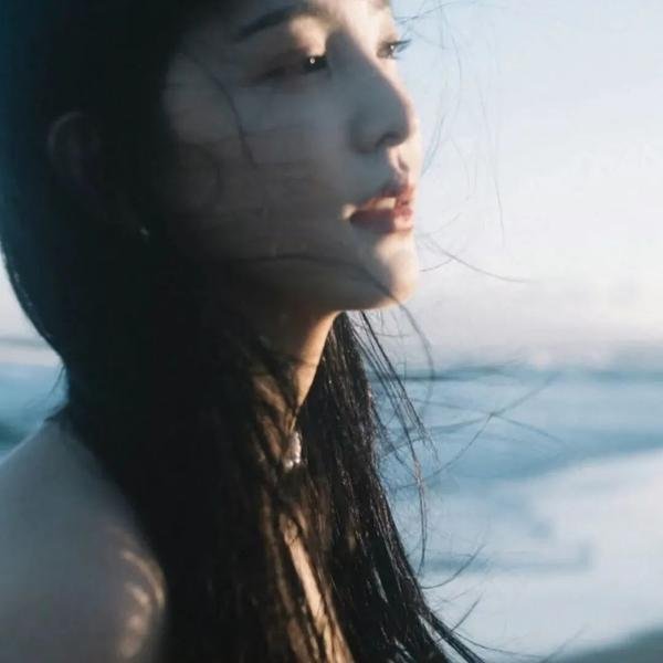 蓝色嘴巴的脸